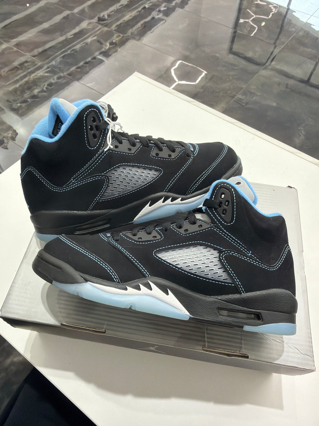 Jordan 5 Retro "Black University Blue"