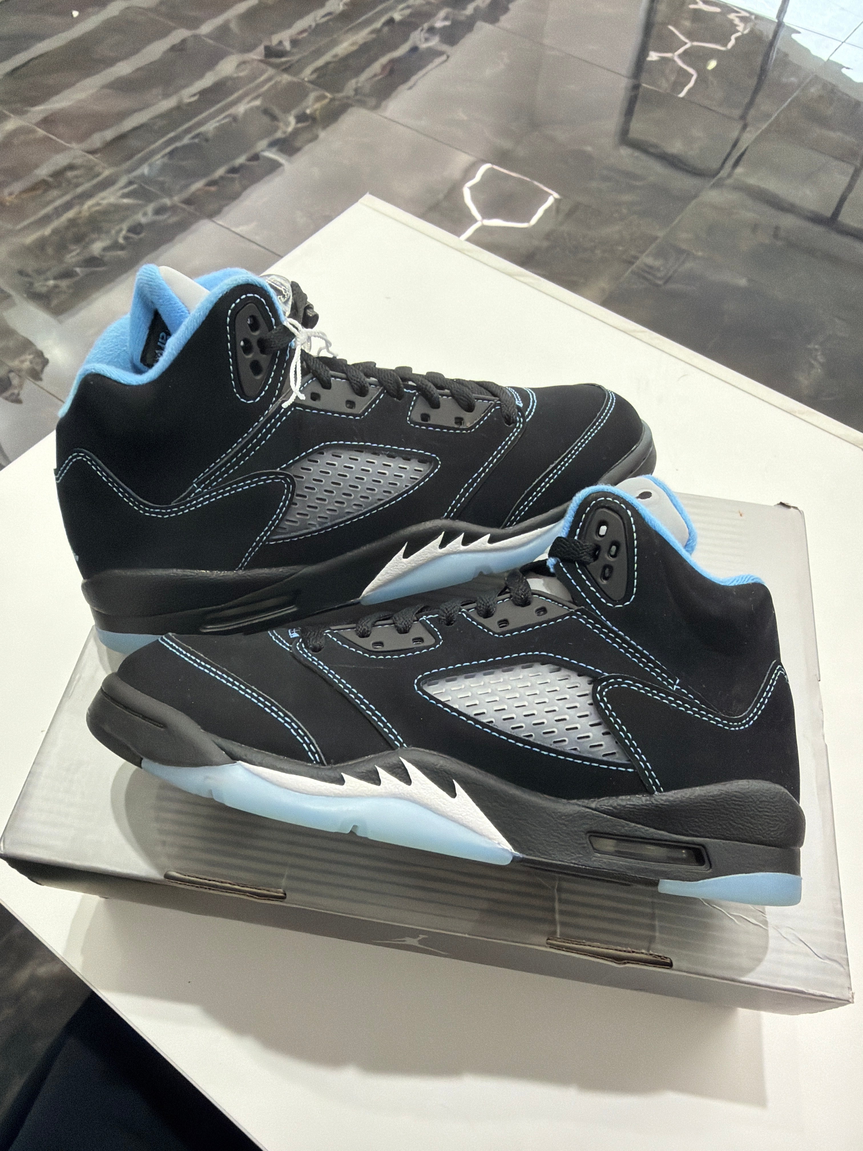 Jordan 5 Retro "Black University Blue"