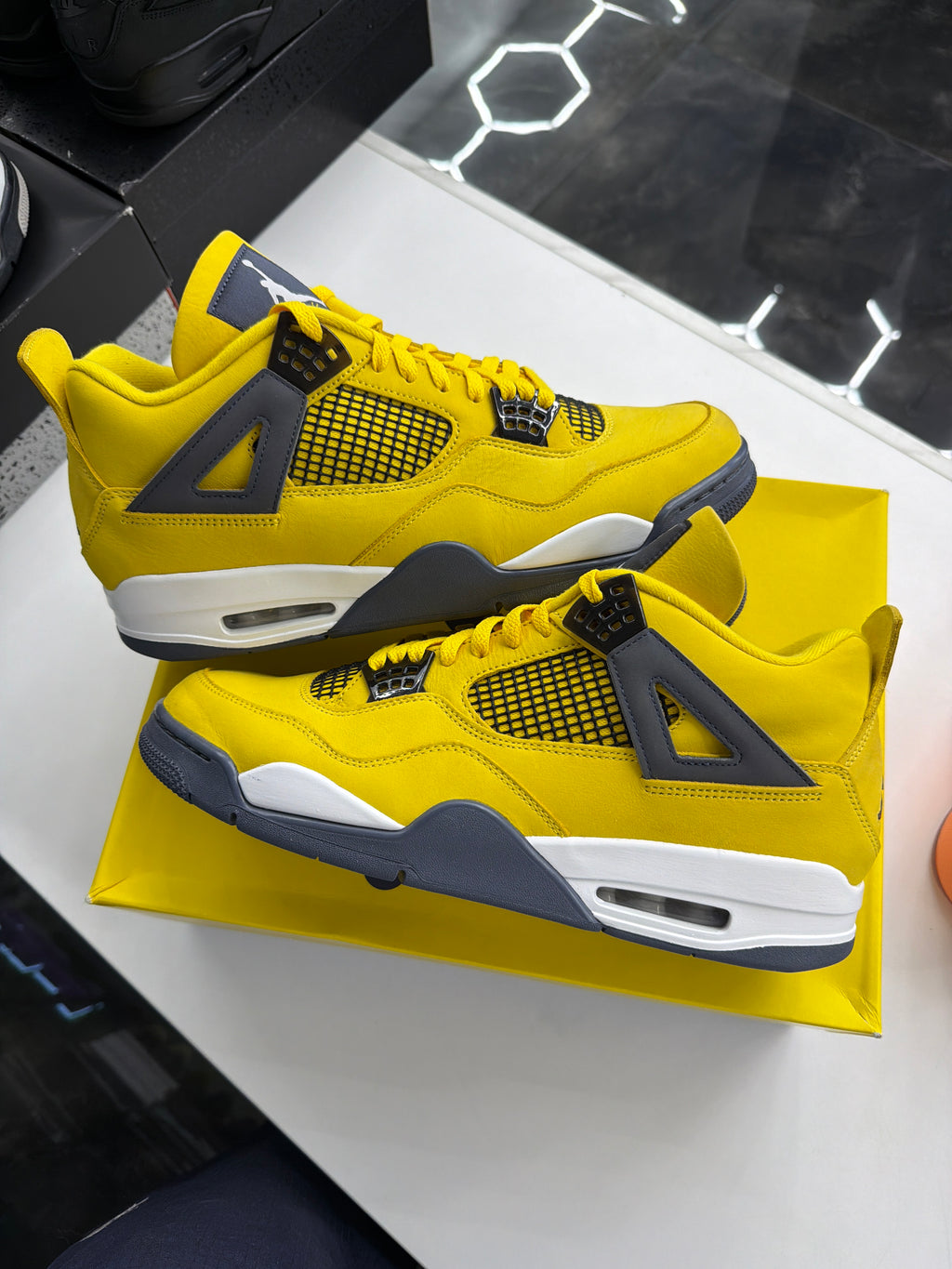Jordan 4 Retro "Lightning"