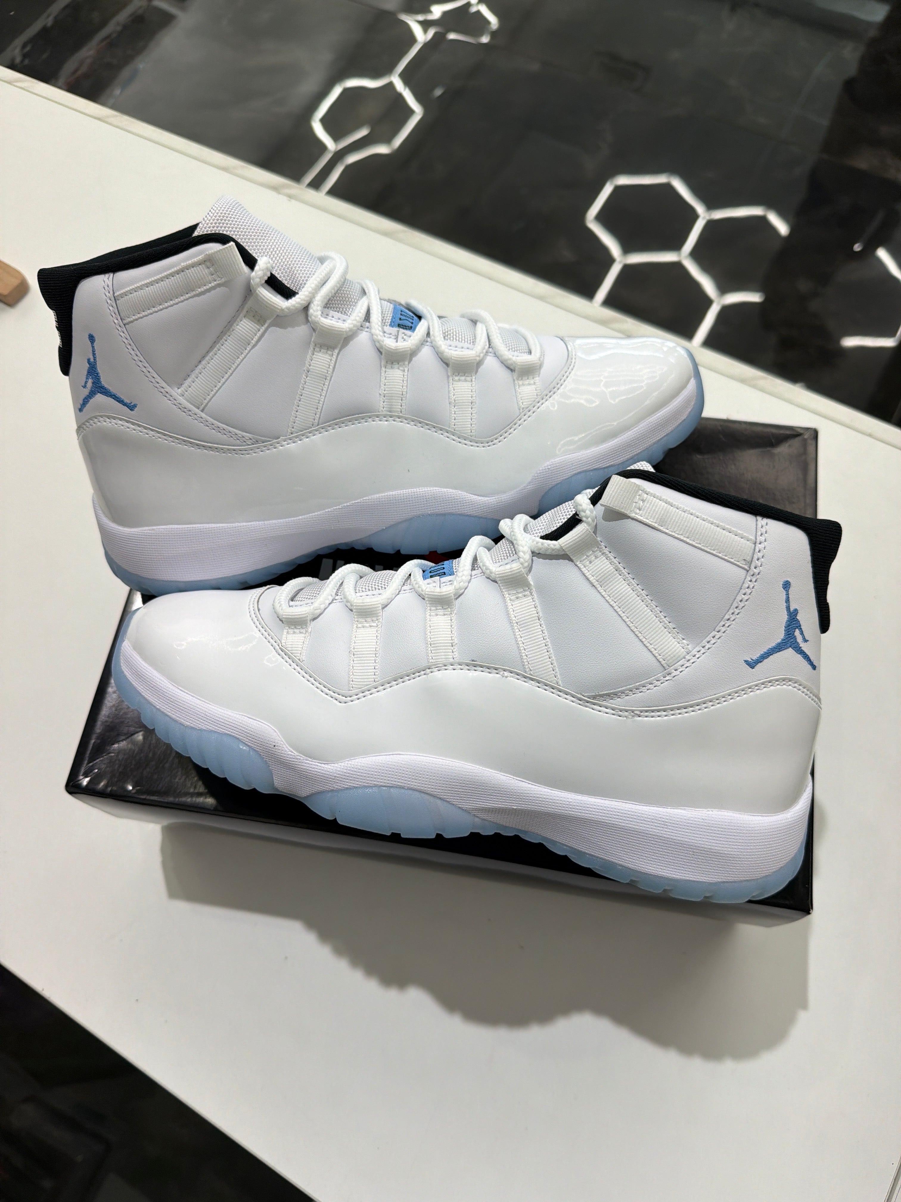 Jordan 11 legend blue (2024)