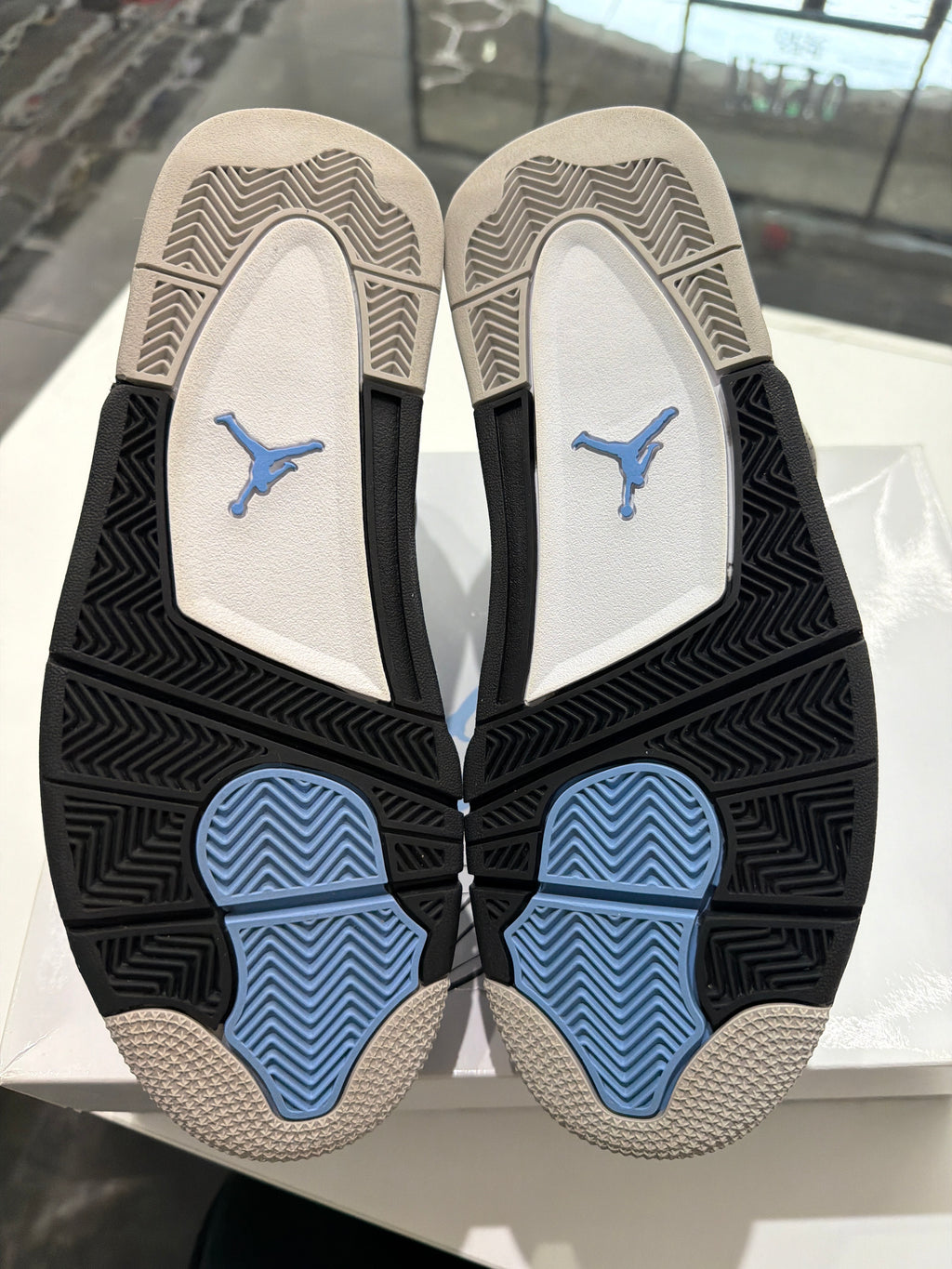 Jordan 4 Retro university blue