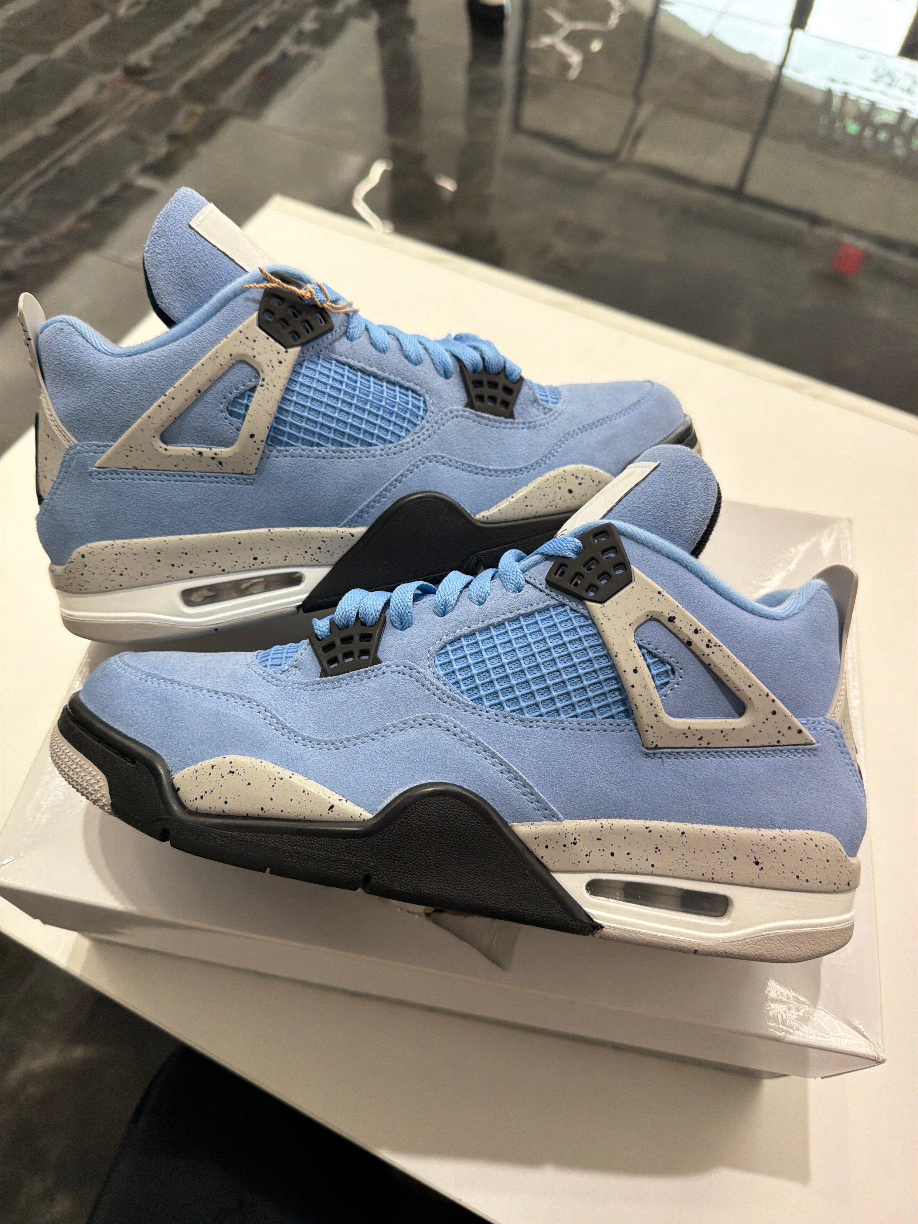 Jordan 4 Retro university blue
