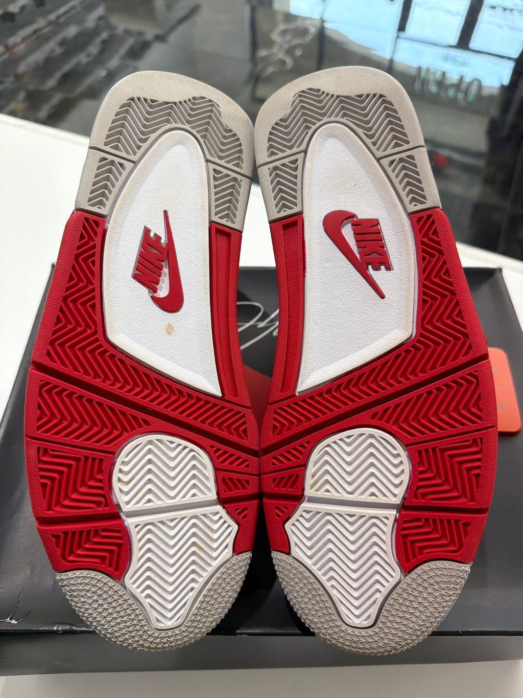 Jordan 4 fire red