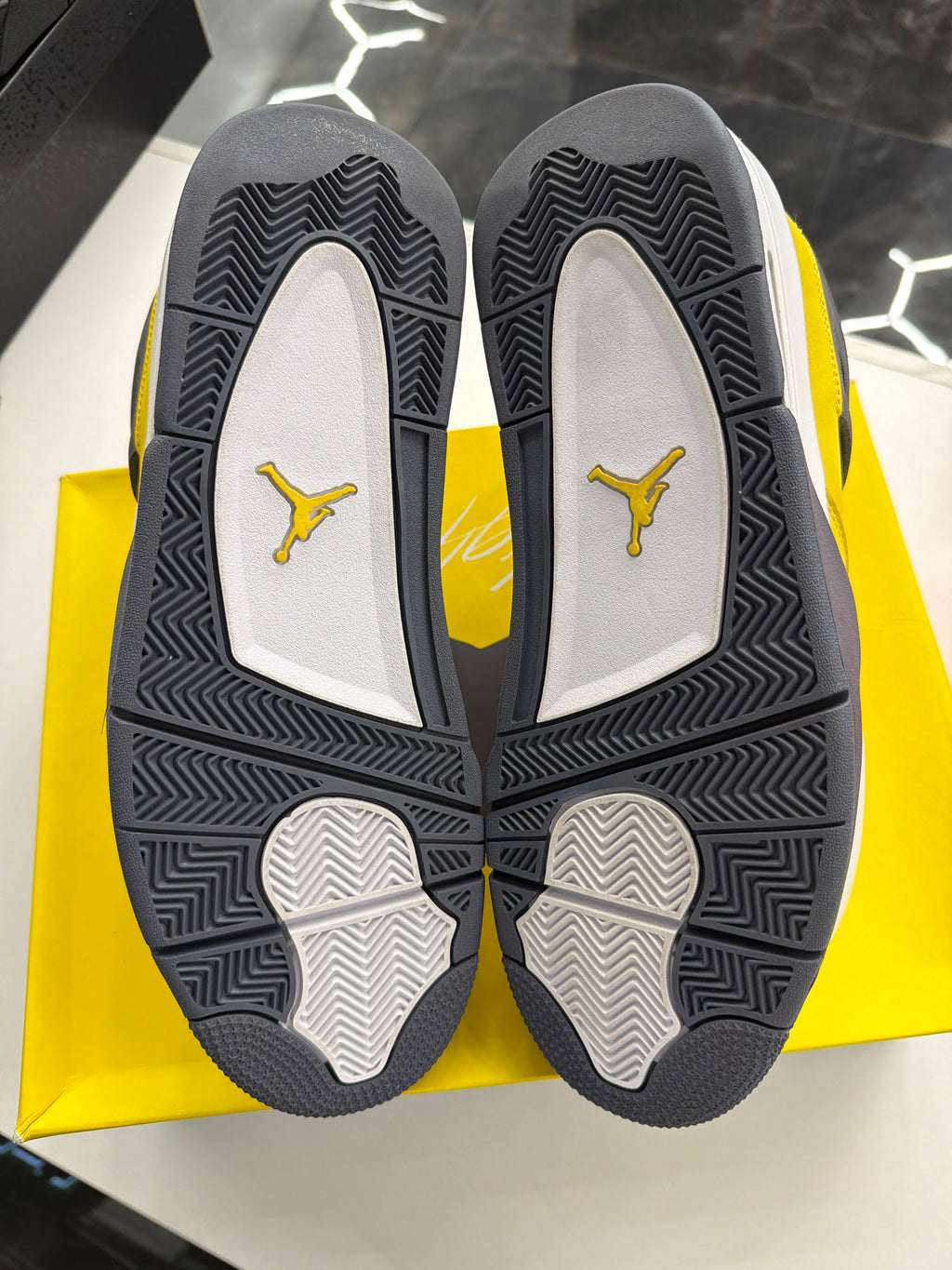 Jordan 4 Retro "Lightning"