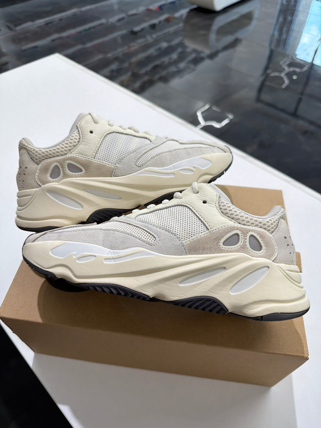 Yeezy 700 analog