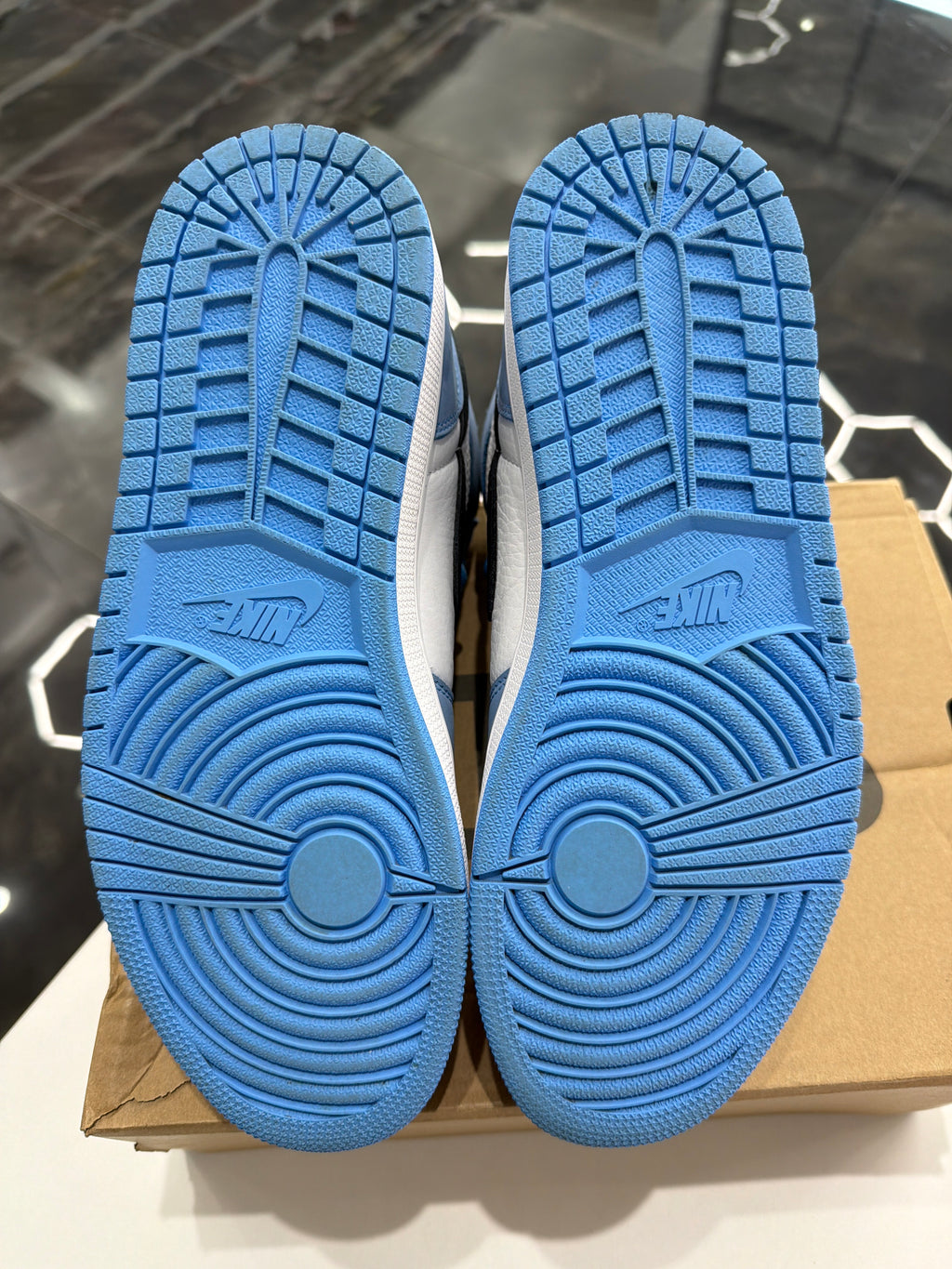 Jordan 1 Retro High OG 'University Blue' (REPLACEMENT BOX)