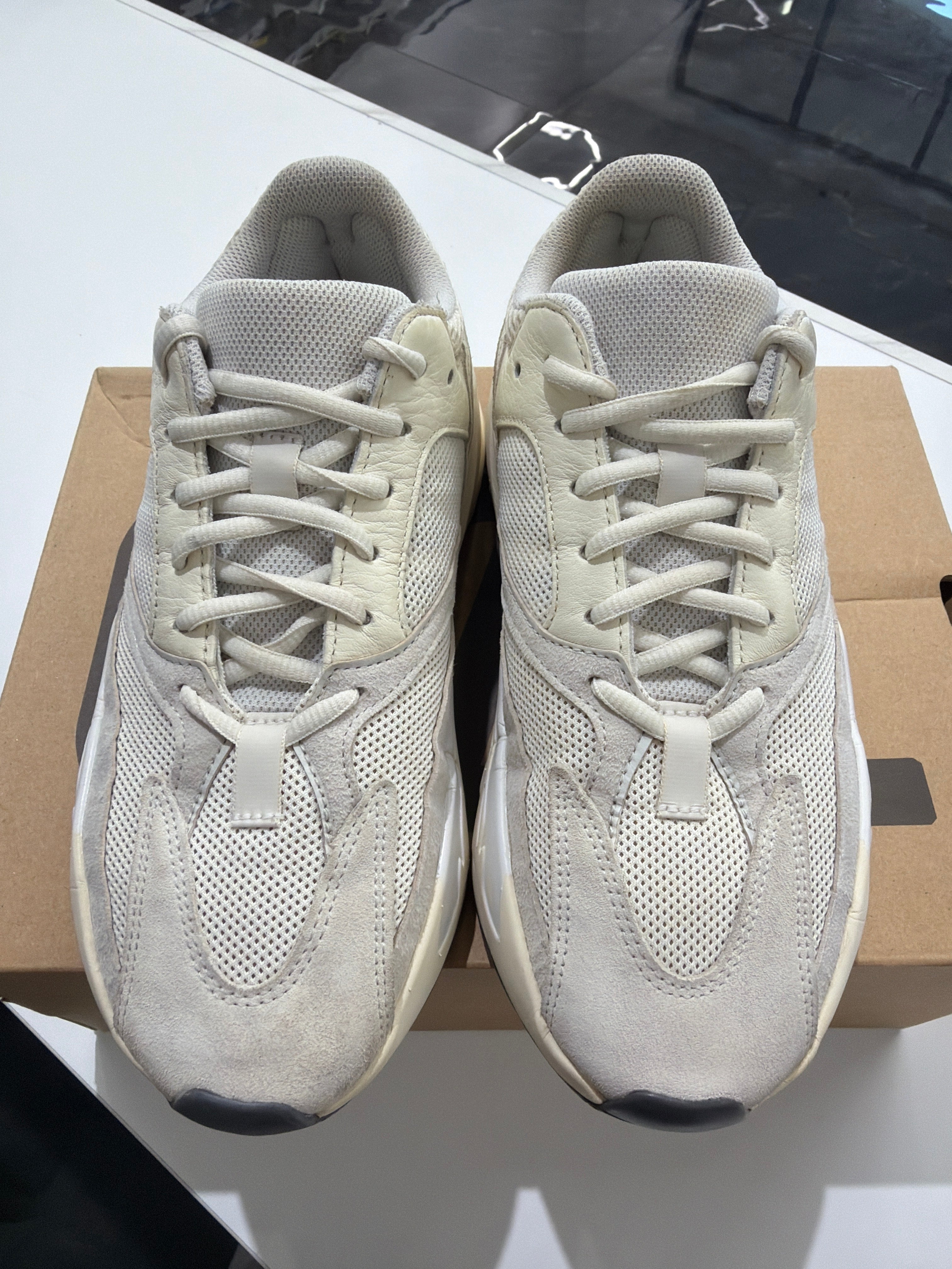 Yeezy 700 analog