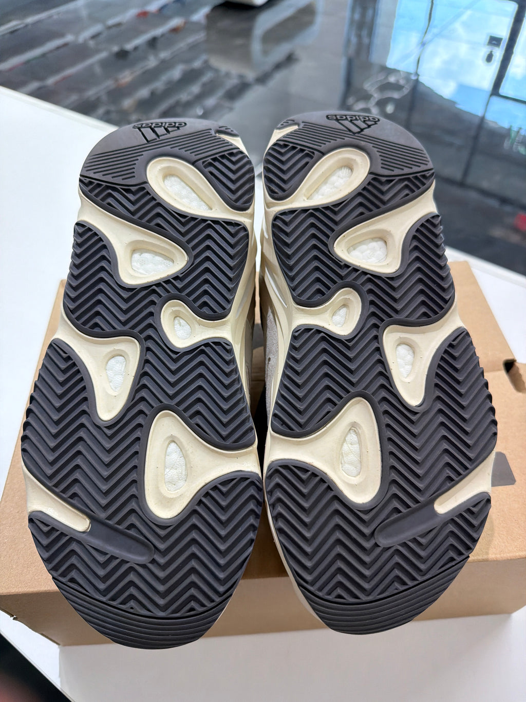 Yeezy 700 analog