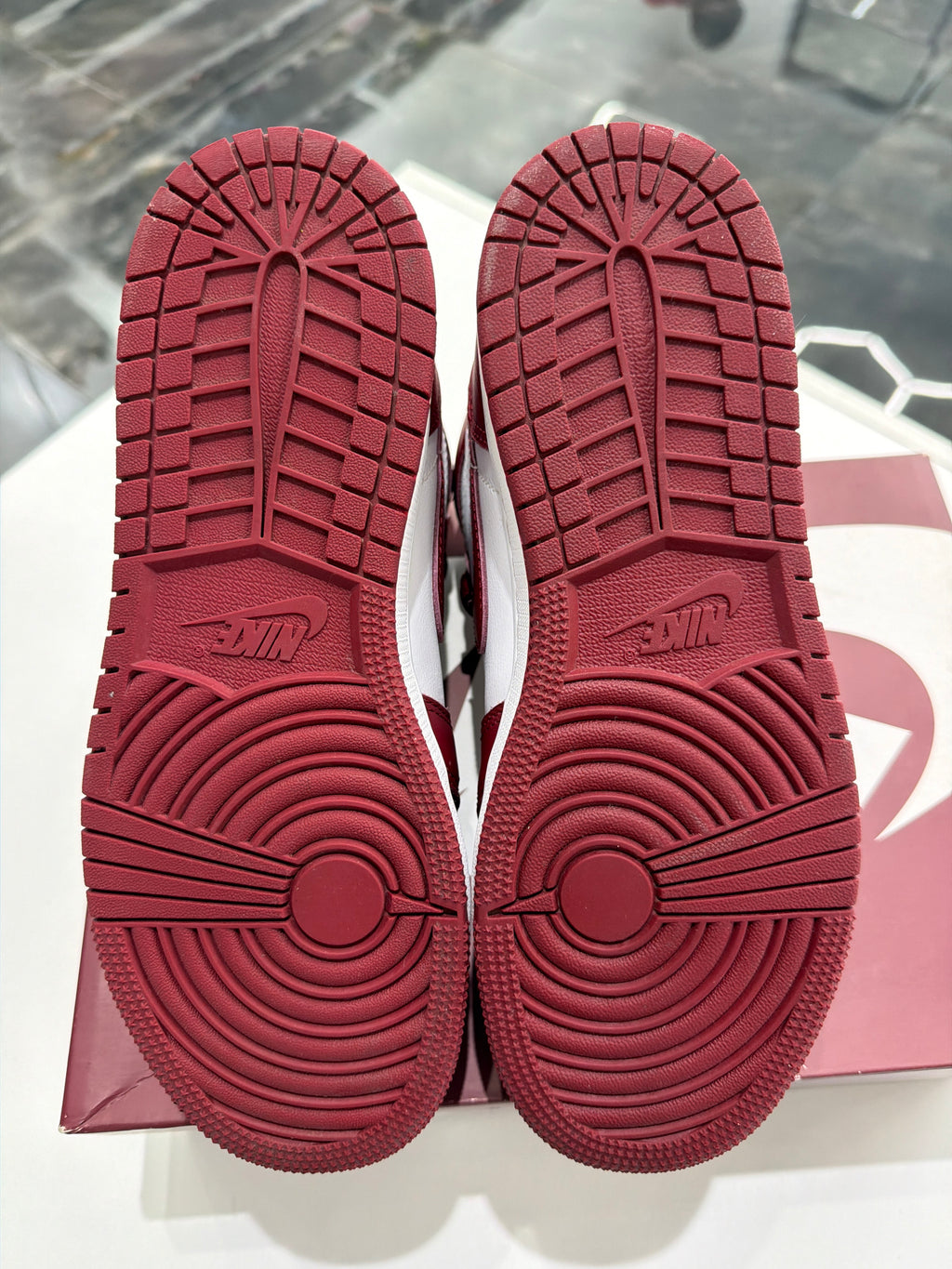 Jordan 1 Retro High OG "Artisanal Red"
