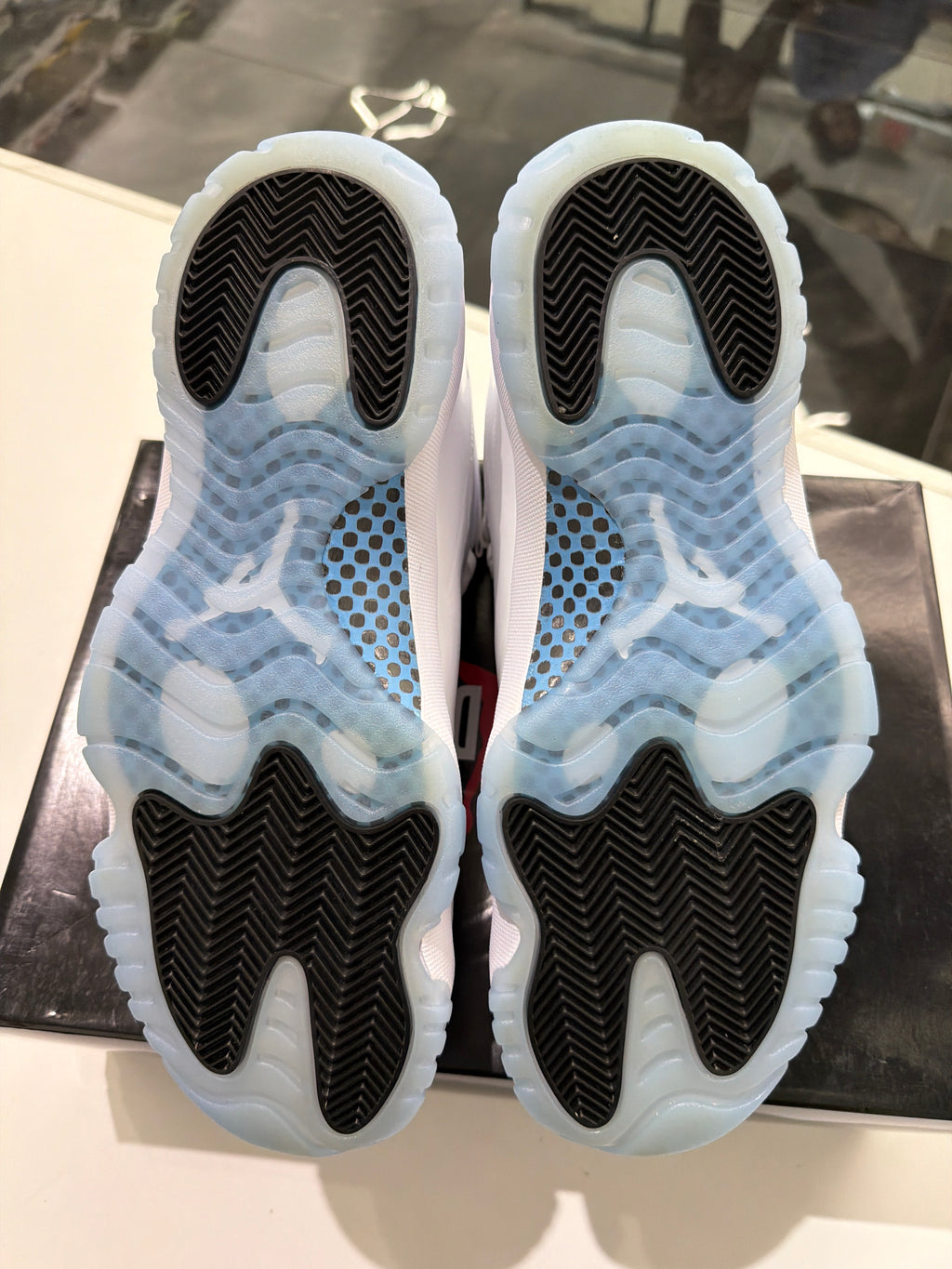 Jordan 11 legend blue (2024)