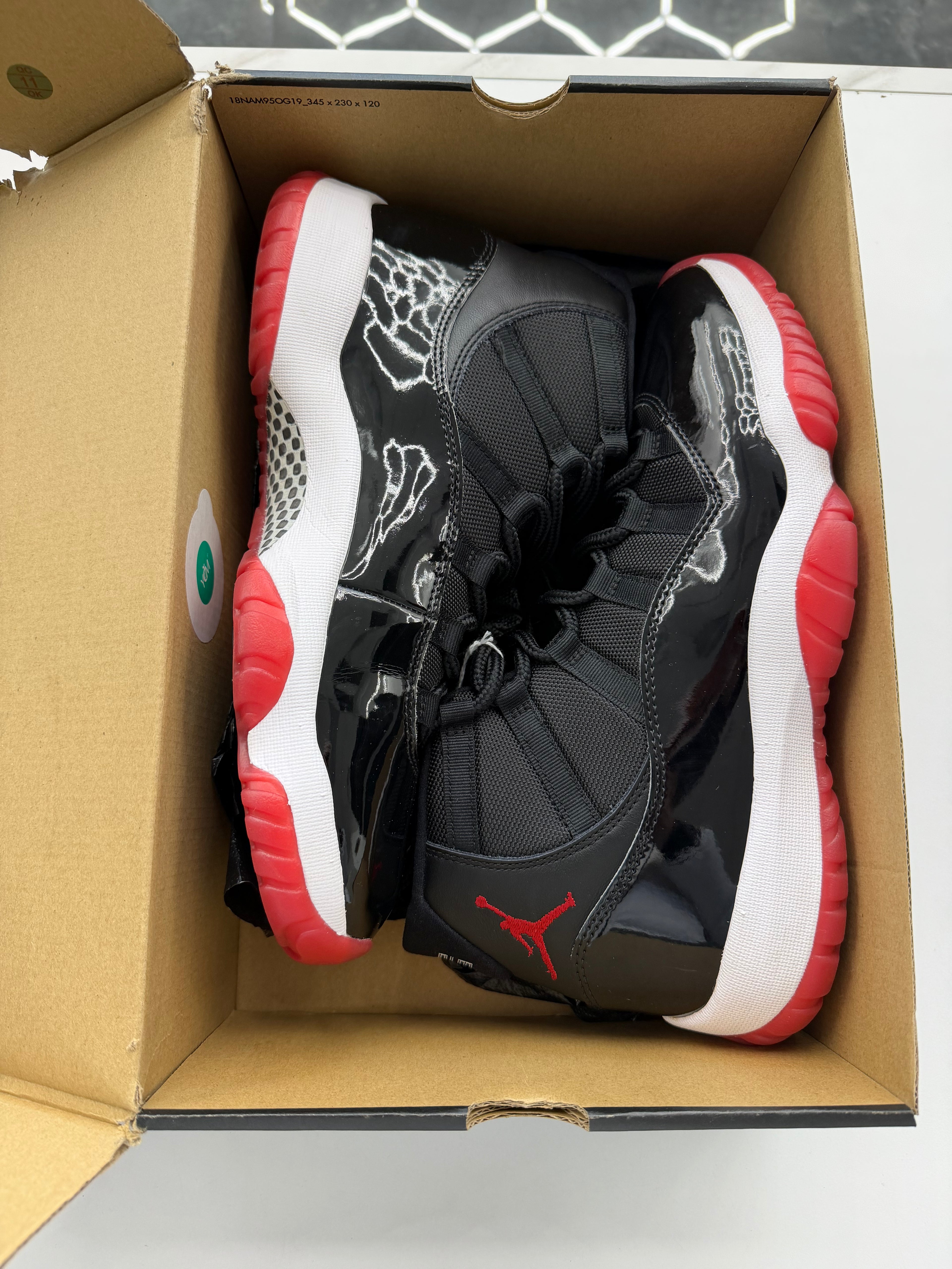 Jordan 11 Retro Playoffs Bred (2019)