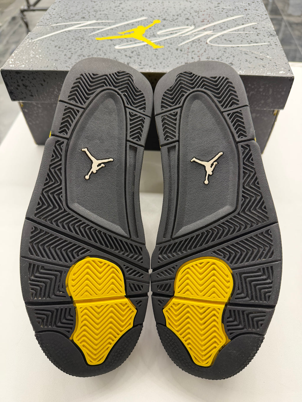 Jordan 4 Retro Thunder (2023)