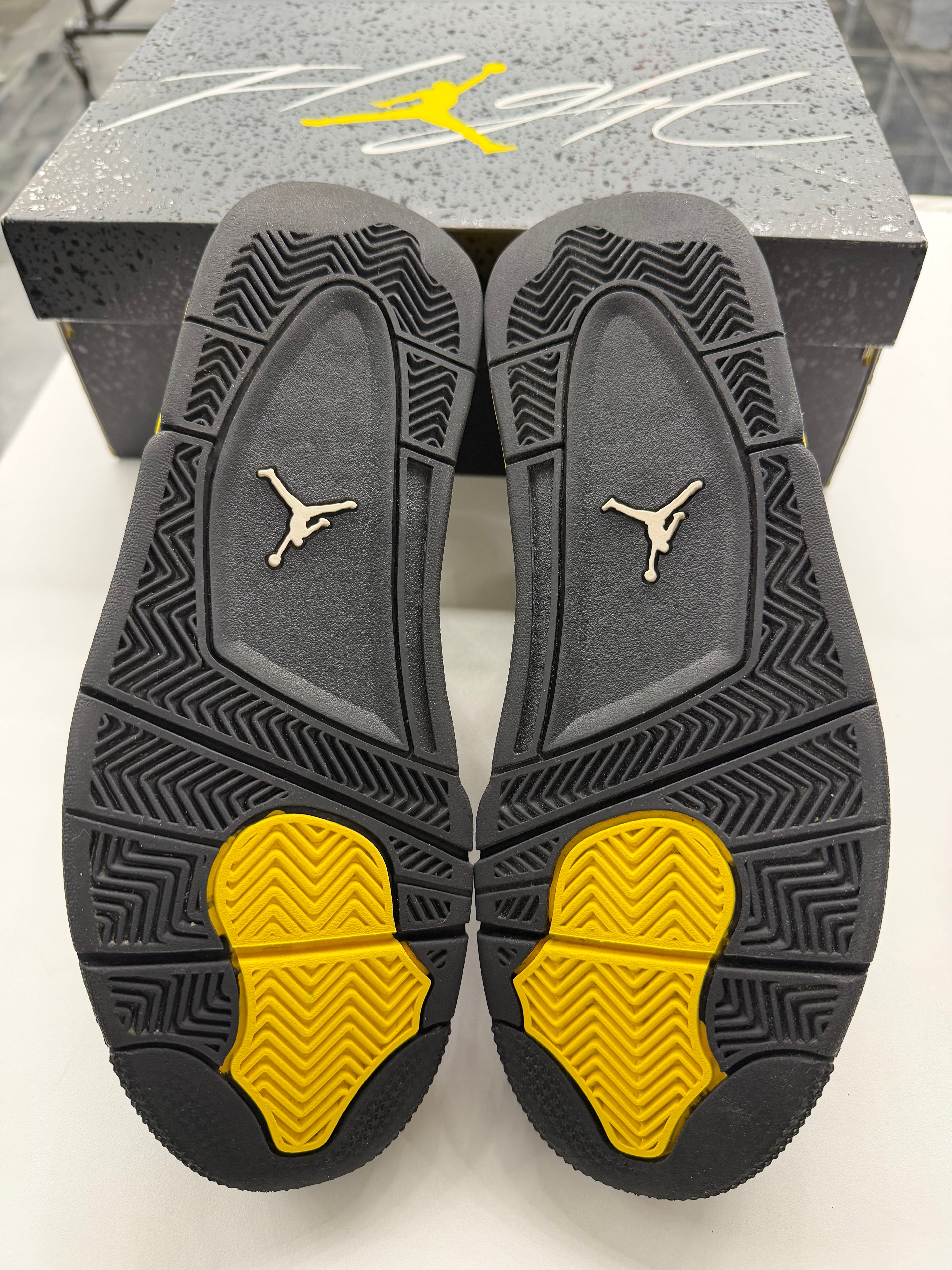 Jordan 4 Retro Thunder (2023)