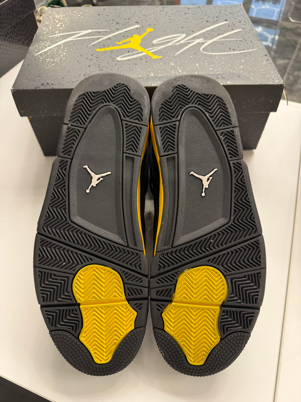 Jordan 4 Retro Thunder (2023)