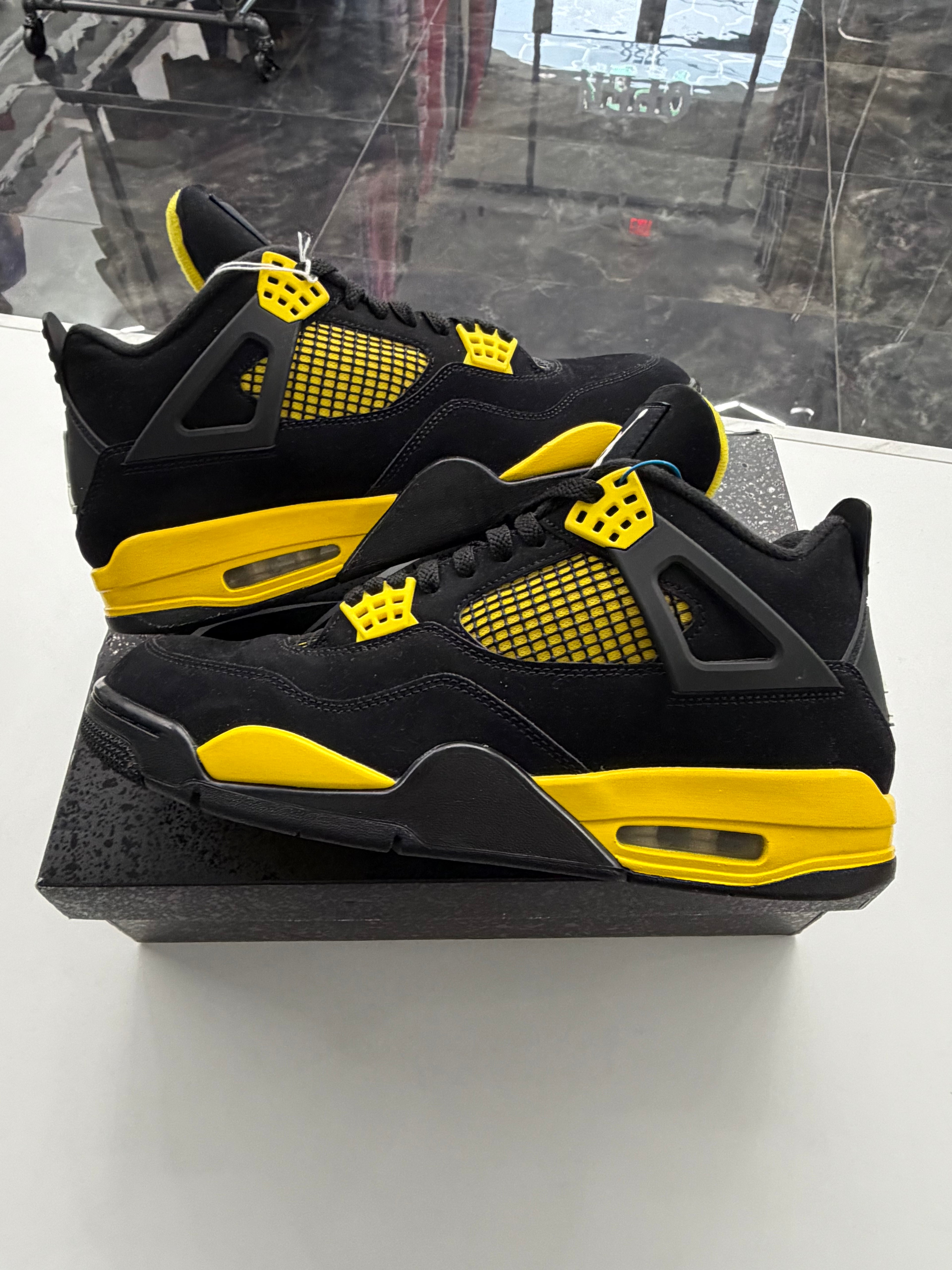Jordan 4 Retro Thunder (2023)