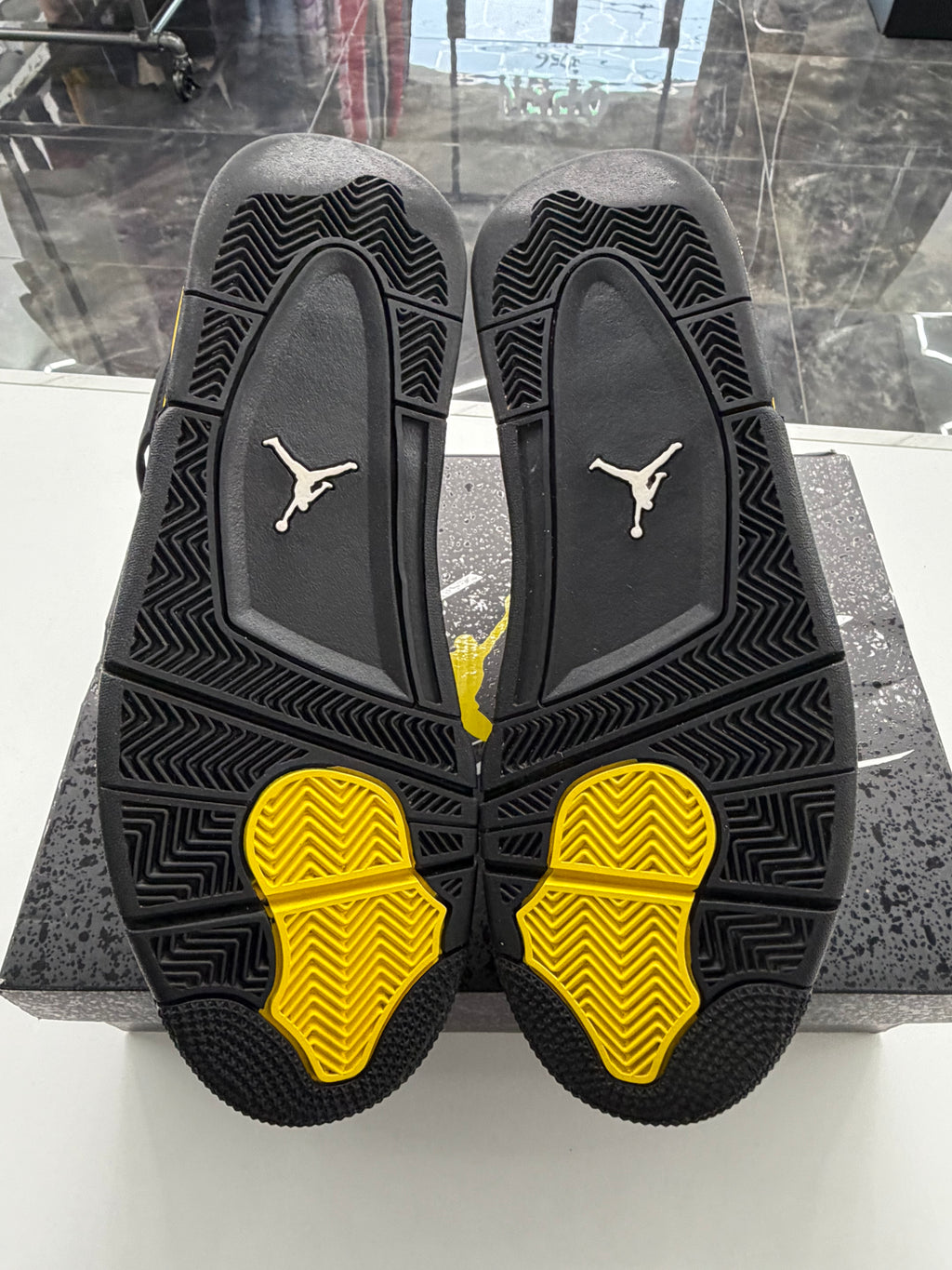 Jordan 4 Retro Thunder (2023)