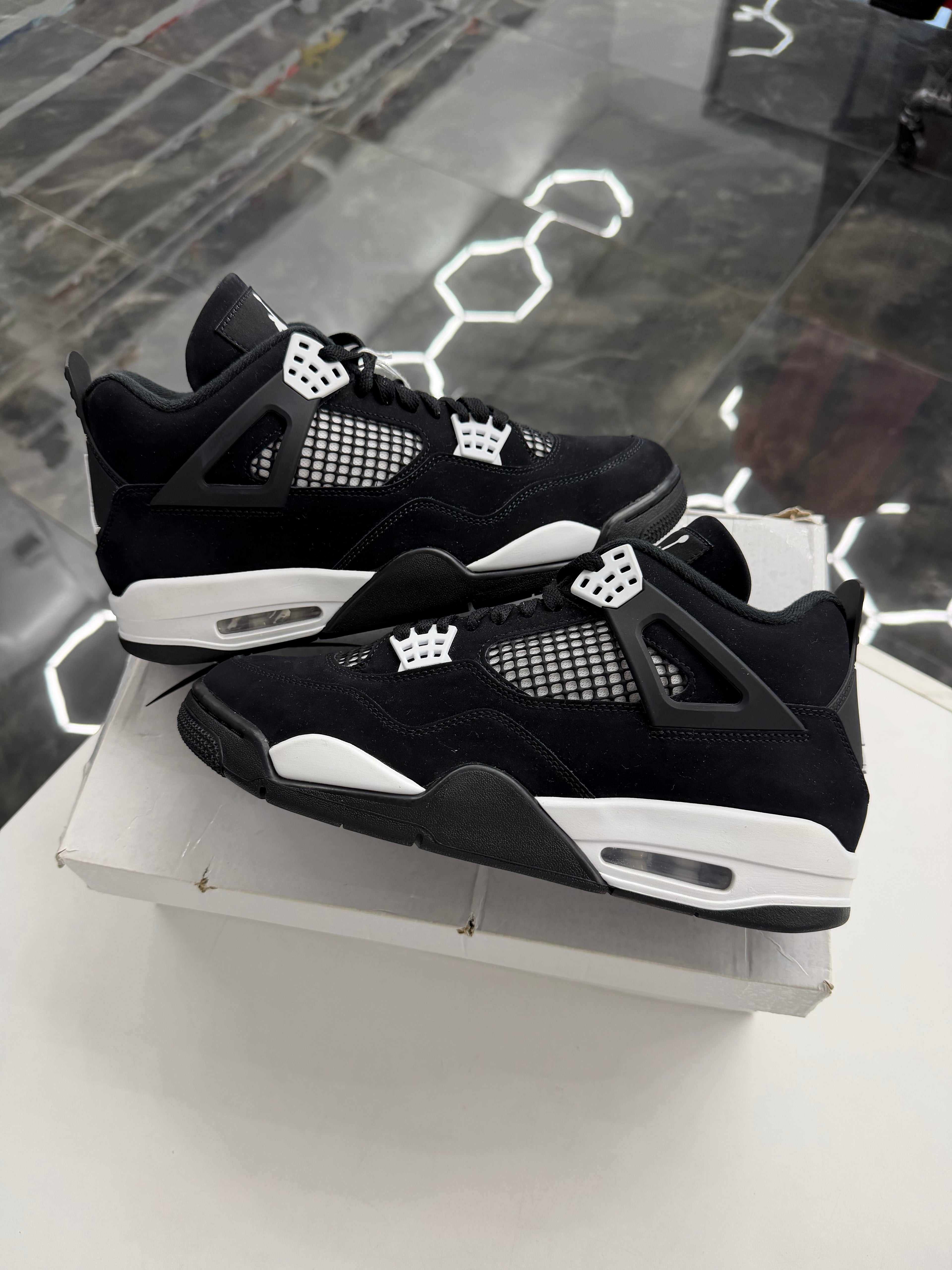 Jordan 4 Retro White Thunder