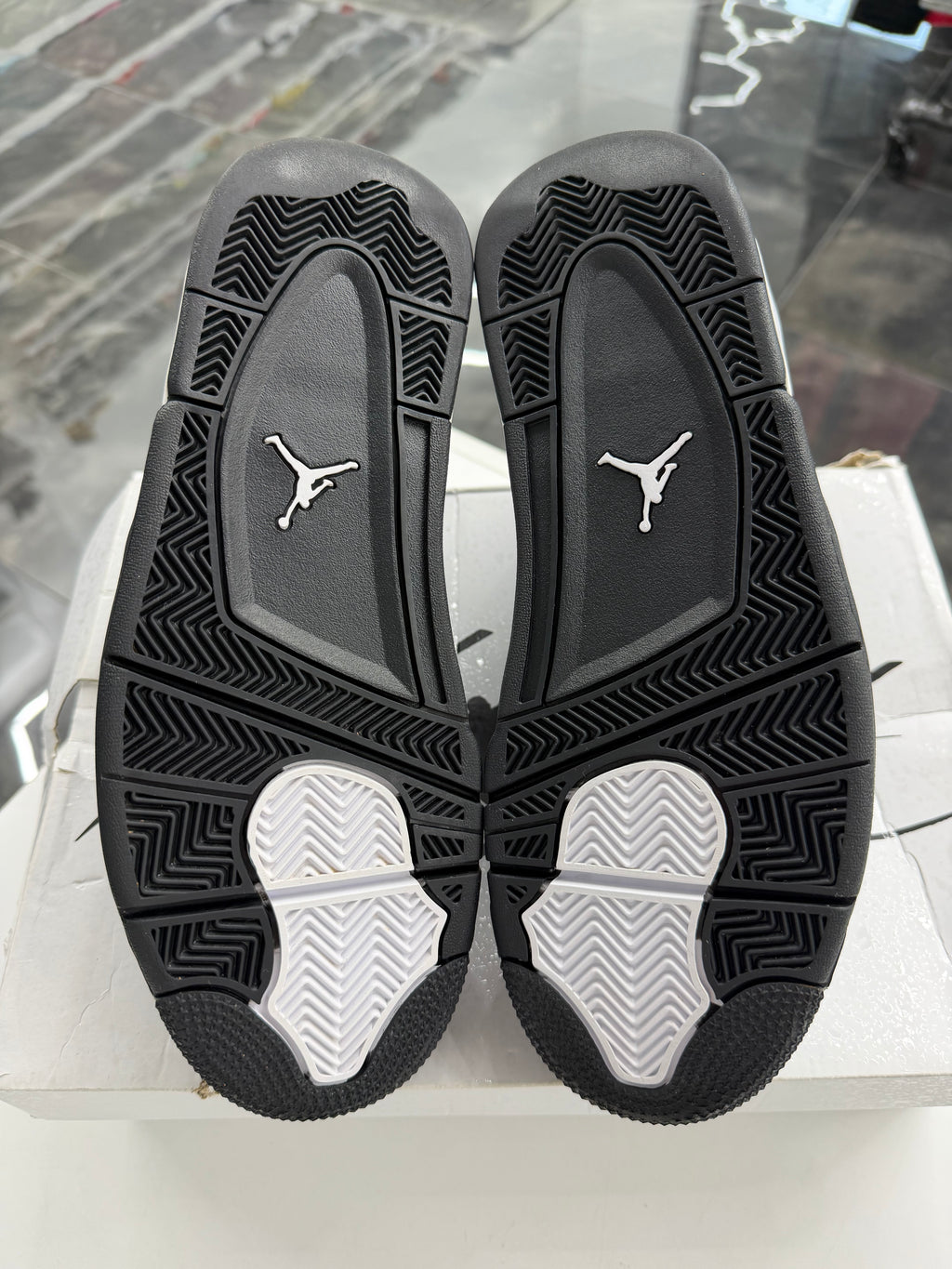 Jordan 4 Retro White Thunder
