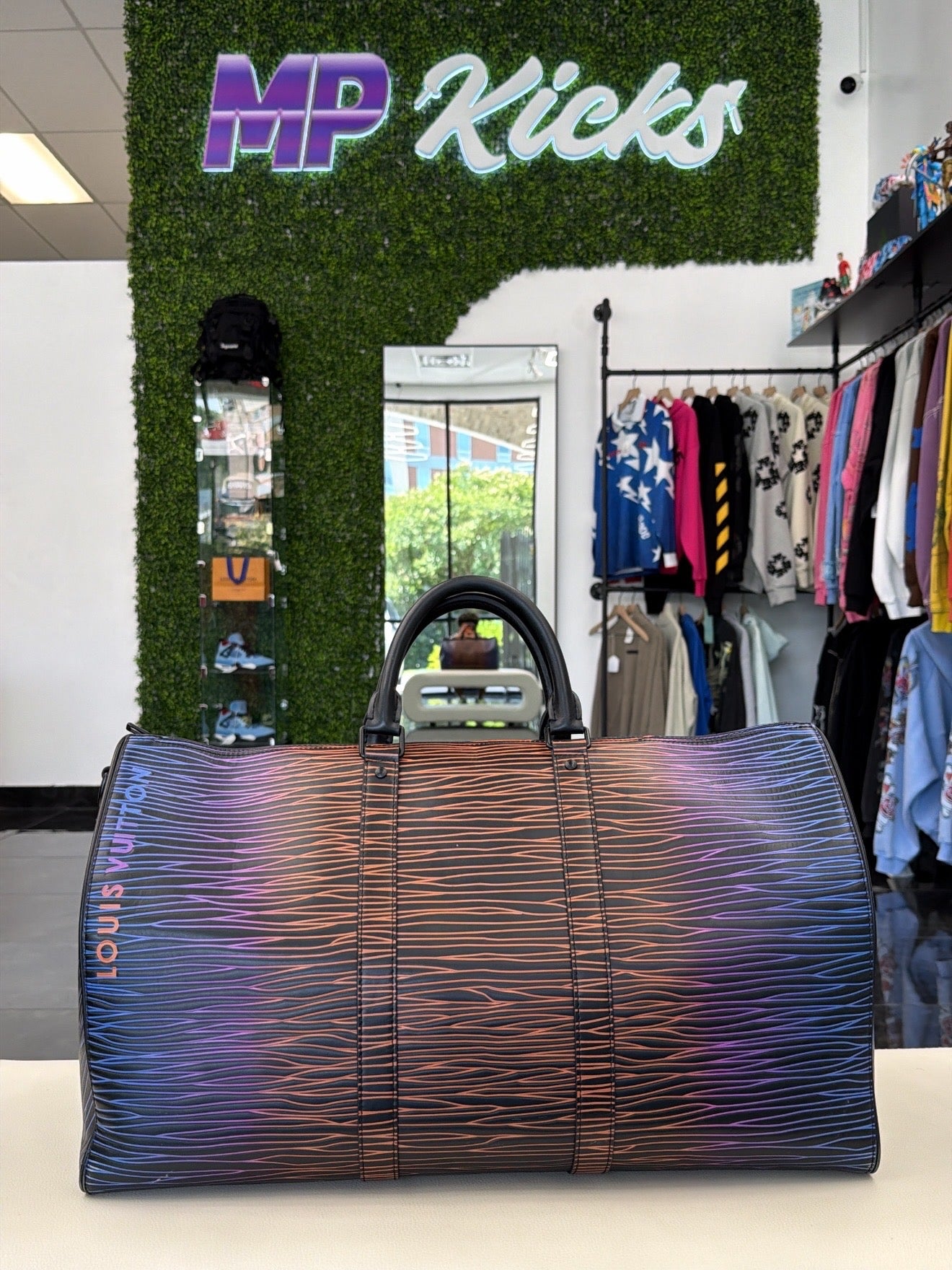Louis Vuitton Keepall Bandouliere
50 Gradient Electric Sun