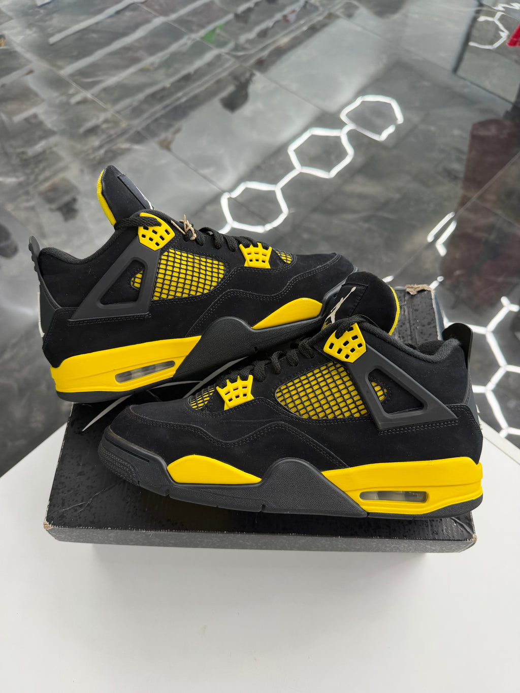 Jordan 4 Retro Thunder (2023)