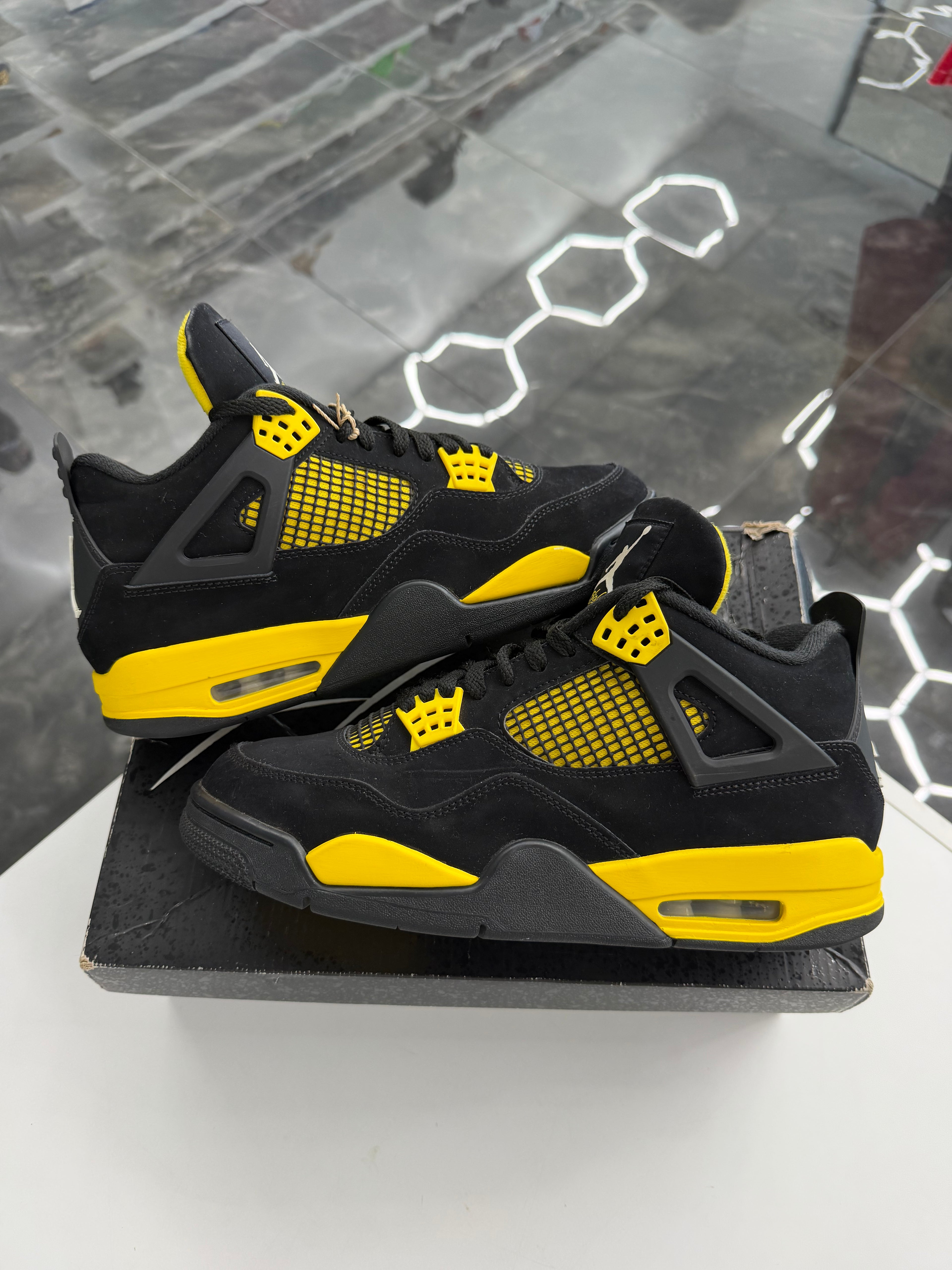 Jordan 4 Retro Thunder (2023)