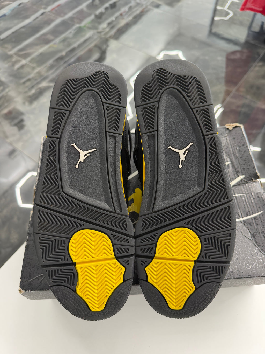 Jordan 4 Retro Thunder (2023)